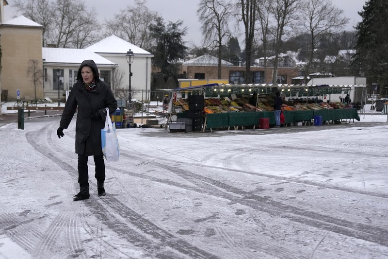 Orang-orang berjalan di gang-gang yang tertutup salju di Chateau de Versailles Selasa, 9 Januari 2024 di Versailles, sebelah barat Paris, di mana suhu turun di bawah nol derajat Celcius. Orang-orang berjalan di gang-gang yang tertutup salju di Chateau de Versailles Selasa, 9 Januari 2024 di Versailles, sebelah barat Paris, di mana suhu turun di bawah nol derajat Celcius. (AP Photo/Christophe Ena)