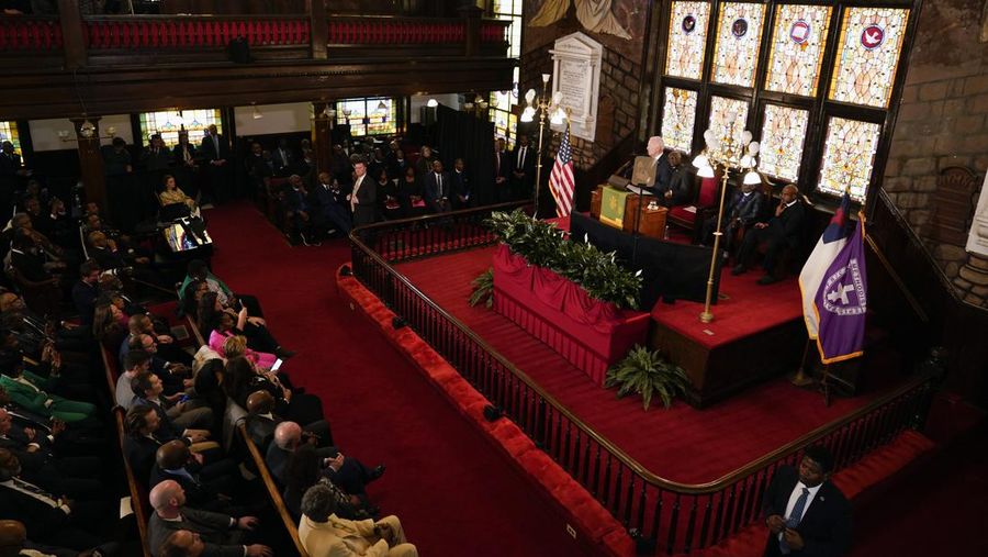 Seorang pengunjuk rasa yang menuntut gencatan senjata di Gaza, memberi isyarat saat pidato Presiden AS Joe Biden pada acara kampanye di Gereja Mother Emanuel AME, lokasi penembakan massal tahun 2015, di Charleston, Carolina Selatan, AS, 8 Januari 2024. (REUTERS/Kevin Lamarque)