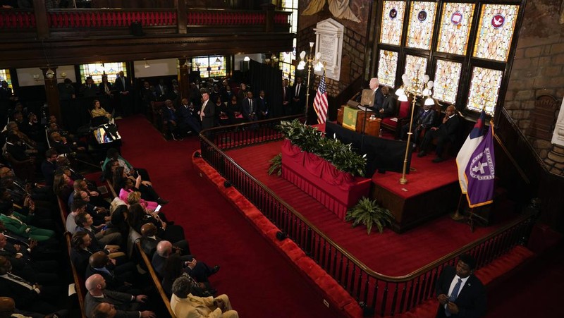 Seorang pengunjuk rasa yang menuntut gencatan senjata di Gaza, memberi isyarat saat pidato Presiden AS Joe Biden pada acara kampanye di Gereja Mother Emanuel AME, lokasi penembakan massal tahun 2015, di Charleston, Carolina Selatan, AS, 8 Januari 2024. (REUTERS/Kevin Lamarque)