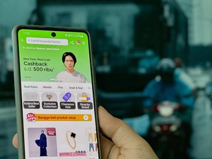 Tips Tetap Fashionable Saat Naik Motor di Musim Hujan ala Tokopedia