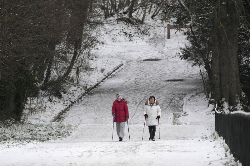 Orang-orang berjalan di gang-gang yang tertutup salju di Chateau de Versailles Selasa, 9 Januari 2024 di Versailles, sebelah barat Paris, di mana suhu turun di bawah nol derajat Celcius. Orang-orang berjalan di gang-gang yang tertutup salju di Chateau de Versailles Selasa, 9 Januari 2024 di Versailles, sebelah barat Paris, di mana suhu turun di bawah nol derajat Celcius. (AP Photo/Christophe Ena)