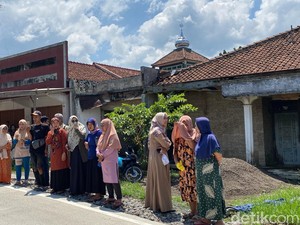 Antusias Warga Pelototi Rekonstruksi Sopir Online Tewas Dililit Lakban