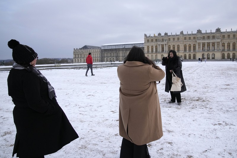 Orang-orang berjalan di gang-gang yang tertutup salju di Chateau de Versailles Selasa, 9 Januari 2024 di Versailles, sebelah barat Paris, di mana suhu turun di bawah nol derajat Celcius. Orang-orang berjalan di gang-gang yang tertutup salju di Chateau de Versailles Selasa, 9 Januari 2024 di Versailles, sebelah barat Paris, di mana suhu turun di bawah nol derajat Celcius. (AP Photo/Christophe Ena)