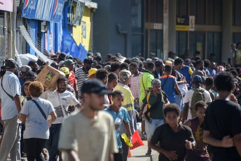 Orang-orang berkumpul di dekat sebuah gedung, di tengah laporan penjarahan dan pembakaran yang meluas ketika polisi dan sektor publik memprotes pemotongan gaji yang menurut para pejabat disebabkan oleh kesalahan administratif, di Port Moresby, Papua Nugini, 10 Januari 2024, dalam tangkapan layar yang diperoleh dari sebuah video. Orang-orang berkumpul di dekat sebuah gedung, di tengah laporan penjarahan dan pembakaran yang meluas ketika polisi dan sektor publik memprotes pemotongan gaji yang menurut para pejabat disebabkan oleh kesalahan administratif, di Port Moresby, Papua Nugini, 10 Januari 2024, dalam tangkapan layar yang diperoleh dari sebuah video. (Mackenzie Waide/via REUTERS)