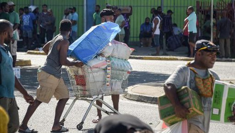 Aksi unjuk rasa di ibu kota Papua Nugini, Port Moresby berakhir dengan kerusuhan. (Photo by Andrew KUTAN / AFP)