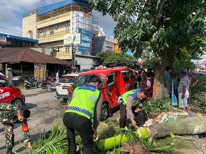 Angkot di Medan Tabrak Pohon hingga Tarbalik, Sopir Luka-luka