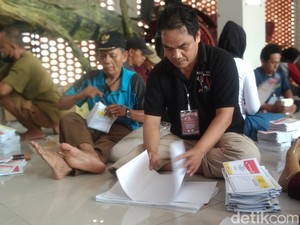 Kisah Disabilitas Majalengka: Jadi Pelipat Surat Suara Demi Kuliahkan Anak