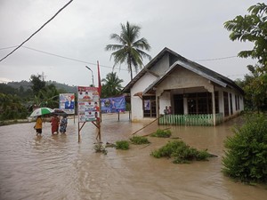 Jembatan Penghubung Desa-Sawah di Empat Lawang Rusak Diterjang Banjir