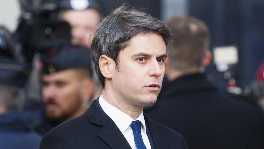 Gabriel Attal tiba untuk upacara serah terima, Selasa, 9 Januari 2024 di Paris. Gabriel Attal dinobatkan sebagai perdana menteri termuda di Prancis, ketika Presiden Emmanuel Macron mencari awal baru untuk sisa masa jabatannya di tengah meningkatnya tekanan politik dari kelompok sayap kanan. (Ludovic Marin, Pool via AP)