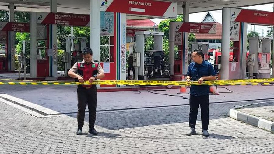 Garis polisi dipasang di SPBU Undip setelah terjadi ledakan. (Afzal Nur Iman/detikJateng)