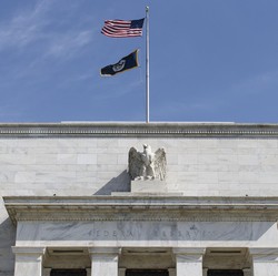 OJK Sebut The Fed Masih Bingung Arah Soal Suku Bunga