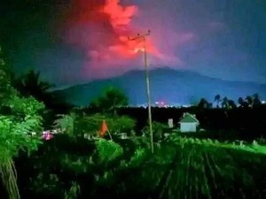 Warga Dulipali Dievakuasi Imbas Gunung Lewotobi Semburkan Lava Pijar