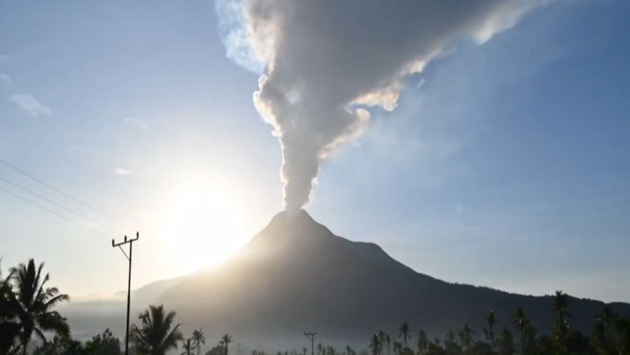 Gunung Lewotobi Laki-Laki NTT. (Dok. CNBC Indonesia TV)