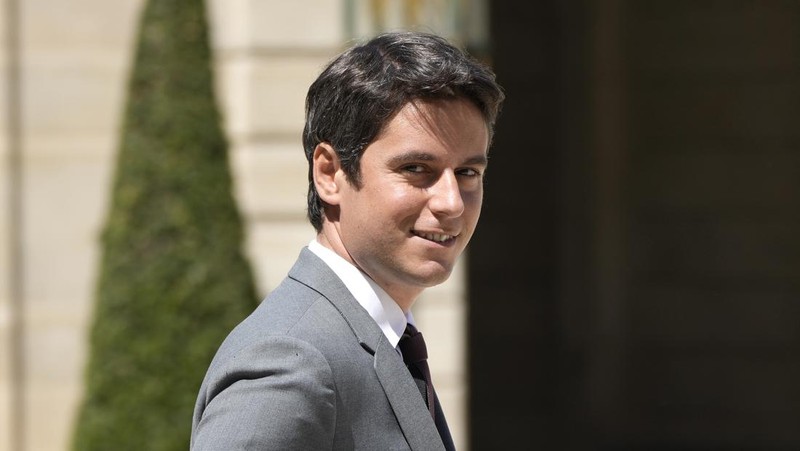 Gabriel Attal tiba untuk upacara serah terima, Selasa, 9 Januari 2024 di Paris. Gabriel Attal dinobatkan sebagai perdana menteri termuda di Prancis, ketika Presiden Emmanuel Macron mencari awal baru untuk sisa masa jabatannya di tengah meningkatnya tekanan politik dari kelompok sayap kanan. (Ludovic Marin, Pool via AP)