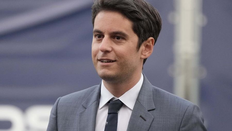 Gabriel Attal tiba untuk upacara serah terima, Selasa, 9 Januari 2024 di Paris. Gabriel Attal dinobatkan sebagai perdana menteri termuda di Prancis, ketika Presiden Emmanuel Macron mencari awal baru untuk sisa masa jabatannya di tengah meningkatnya tekanan politik dari kelompok sayap kanan. (Ludovic Marin, Pool via AP)