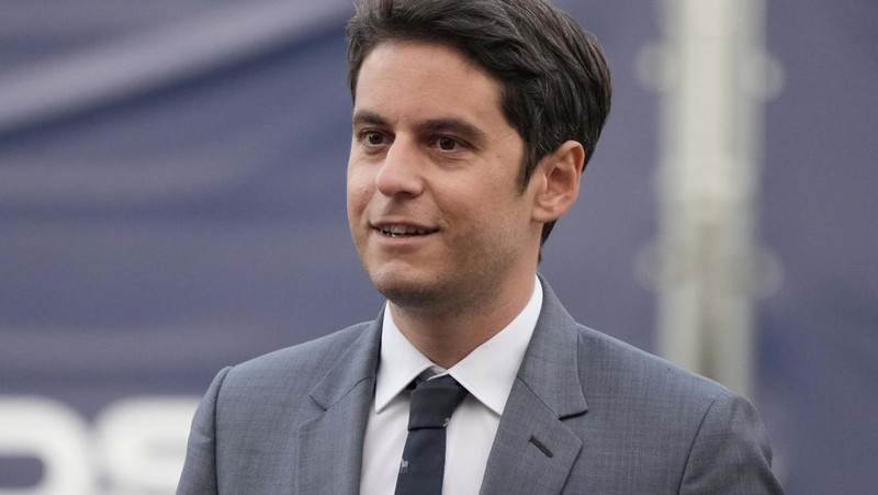 Gabriel Attal tiba untuk upacara serah terima, Selasa, 9 Januari 2024 di Paris. Gabriel Attal dinobatkan sebagai perdana menteri termuda di Prancis, ketika Presiden Emmanuel Macron mencari awal baru untuk sisa masa jabatannya di tengah meningkatnya tekanan politik dari kelompok sayap kanan. (Ludovic Marin, Pool via AP)