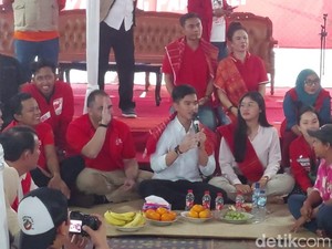 Dicurhati Warga soal Dagangan Sulit, Kaesang Borong 200 Porsi Mi Ayam