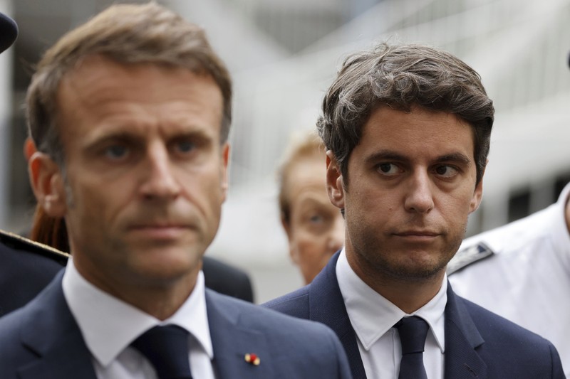 Gabriel Attal tiba untuk upacara serah terima, Selasa, 9 Januari 2024 di Paris. Gabriel Attal dinobatkan sebagai perdana menteri termuda di Prancis, ketika Presiden Emmanuel Macron mencari awal baru untuk sisa masa jabatannya di tengah meningkatnya tekanan politik dari kelompok sayap kanan. Gabriel Attal tiba untuk upacara serah terima, Selasa, 9 Januari 2024 di Paris. Gabriel Attal dinobatkan sebagai perdana menteri termuda di Prancis, ketika Presiden Emmanuel Macron mencari awal baru untuk sisa masa jabatannya di tengah meningkatnya tekanan politik dari kelompok sayap kanan. (Ludovic Marin, Pool via AP)