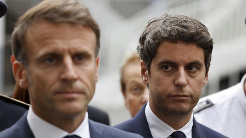 Gabriel Attal tiba untuk upacara serah terima, Selasa, 9 Januari 2024 di Paris. Gabriel Attal dinobatkan sebagai perdana menteri termuda di Prancis, ketika Presiden Emmanuel Macron mencari awal baru untuk sisa masa jabatannya di tengah meningkatnya tekanan politik dari kelompok sayap kanan. (Ludovic Marin, Pool via AP)