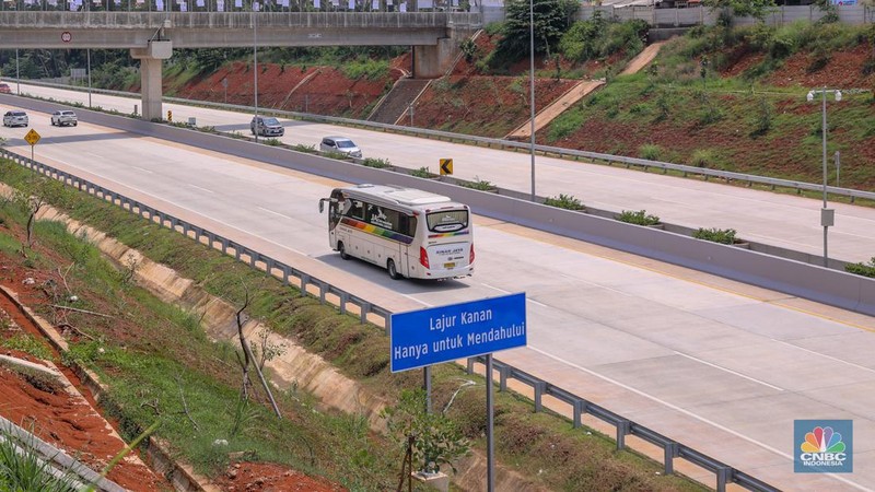 Kendaraan melintasi ruas tol Cinere-Serpong Seksi 2 ruas Pamulang-Cinere di kawasan Depok, Jawa Barat, Rabu (10/1/2024). (CNBC Indonesia/Faisal Rahman)