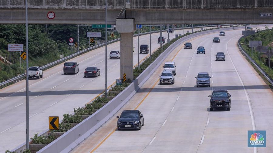 Kendaraan melintasi ruas tol Cinere-Serpong Seksi 2 ruas Pamulang-Cinere di kawasan Depok, Jawa Barat, Rabu (10/1/2024). (CNBC Indonesia/Faisal Rahman)