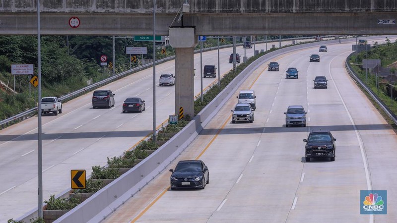Kendaraan melintasi ruas tol Cinere-Serpong Seksi 2 ruas Pamulang-Cinere di kawasan Depok, Jawa Barat, Rabu (10/1/2024). (CNBC Indonesia/Faisal Rahman)