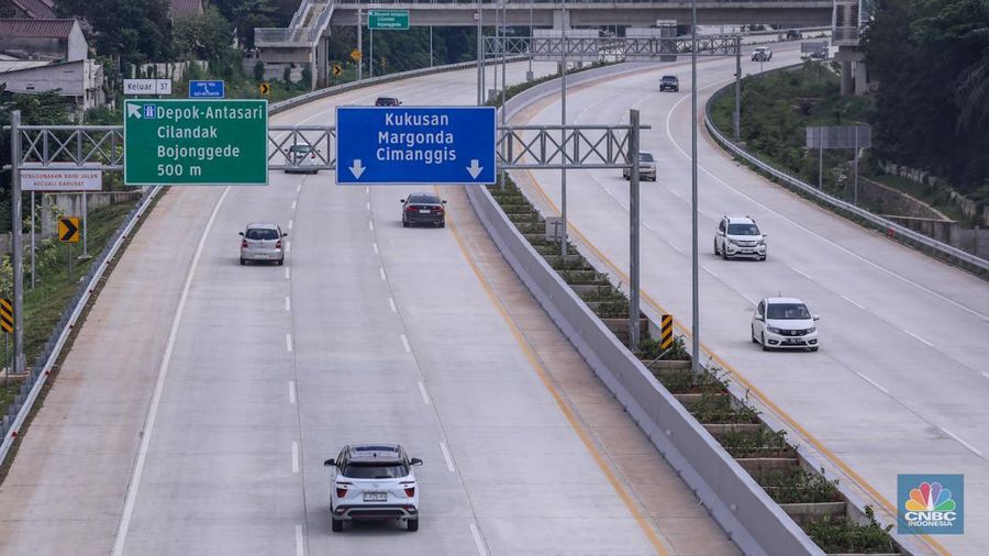 Kendaraan melintasi ruas tol Cinere-Serpong Seksi 2 ruas Pamulang-Cinere di kawasan Depok, Jawa Barat, Rabu (10/1/2024). (CNBC Indonesia/Faisal Rahman)