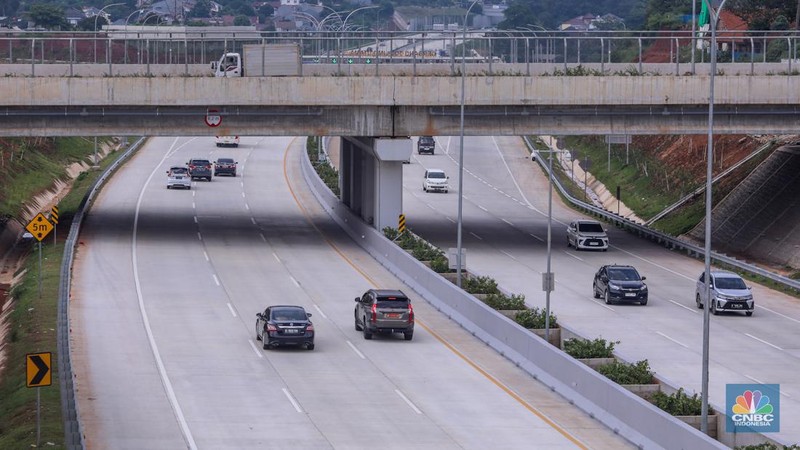 Suasana simpang susun Tol Serpong-Balaraja (Serbaraja) di kawasan Serpong, Tangerang, Banten, Jumat (23/2/2024). (CNBC Indonesia/Muhammad Sabki)