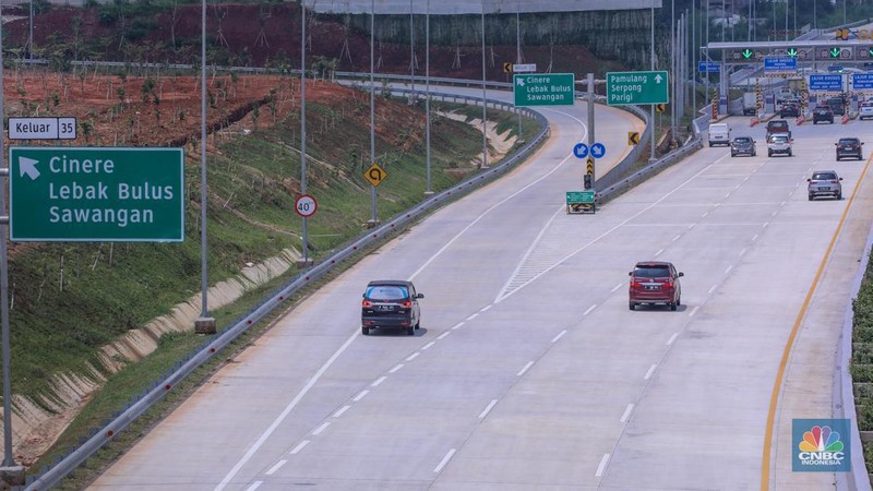 Suasana simpang susun Tol Serpong-Balaraja (Serbaraja) di kawasan Serpong, Tangerang, Banten, Jumat (23/2/2024). (CNBC Indonesia/Muhammad Sabki)