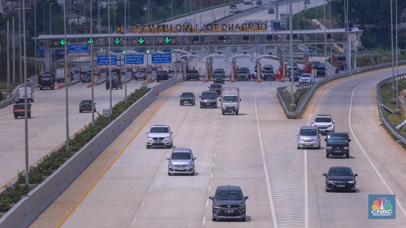 Kendaraan melintasi ruas tol Cinere-Serpong Seksi 2 ruas Pamulang-Cinere di kawasan Depok, Jawa Barat, Rabu (10/1/2024). (CNBC Indonesia/Faisal Rahman)