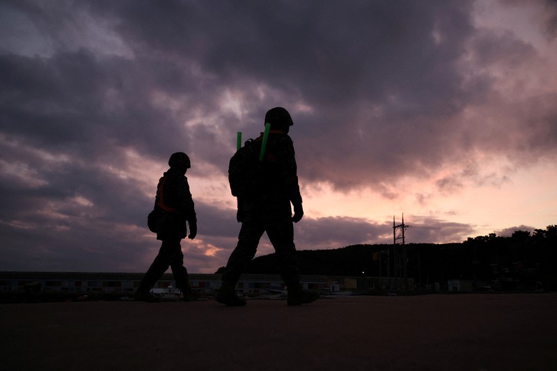 Marinir Korea Selatan berpatroli di Pulau Yeonpyeong, Korea Selatan, 8 Januari 2024. (REUTERS/KIM HONG-JI)
