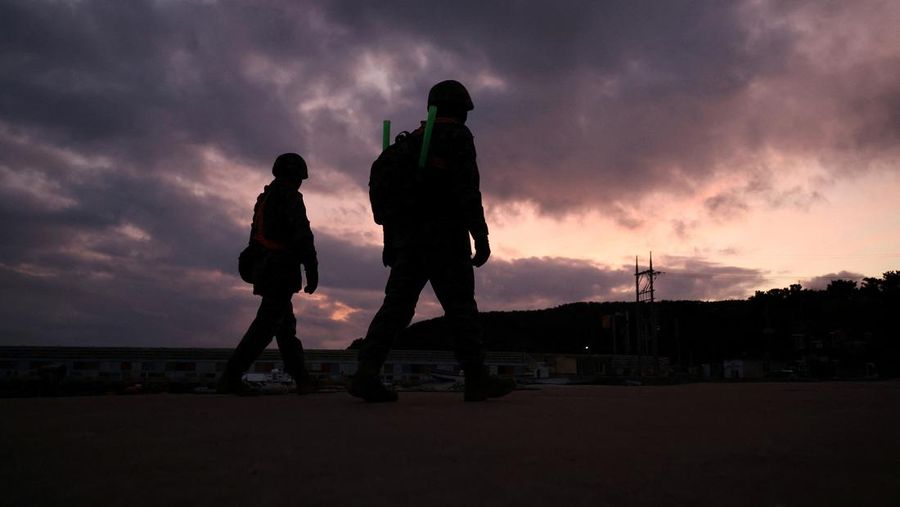 Marinir Korea Selatan berpatroli di Pulau Yeonpyeong, Korea Selatan, 8 Januari 2024. (REUTERS/KIM HONG-JI)