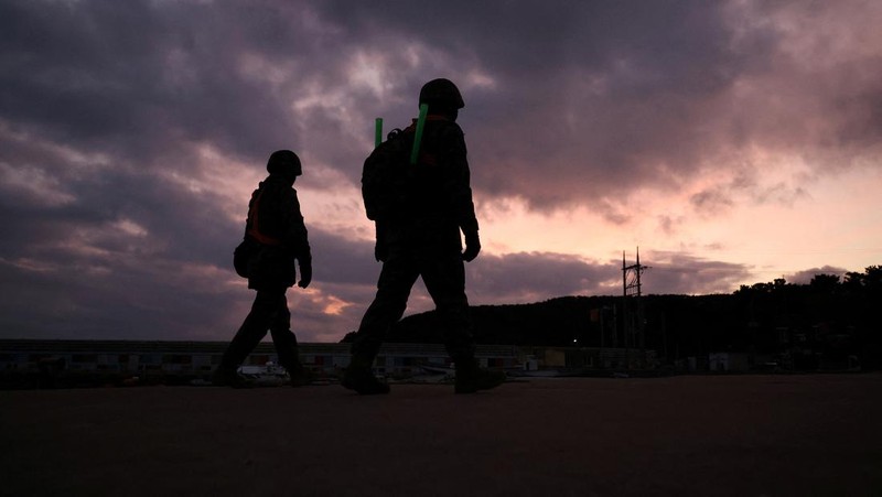 Marinir Korea Selatan berpatroli di Pulau Yeonpyeong, Korea Selatan, 8 Januari 2024. (REUTERS/KIM HONG-JI)