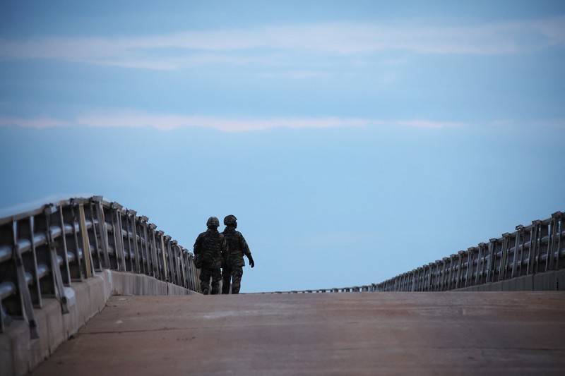 Marinir Korea Selatan berpatroli di Pulau Yeonpyeong, Korea Selatan, 8 Januari 2024. (REUTERS/KIM HONG-JI)