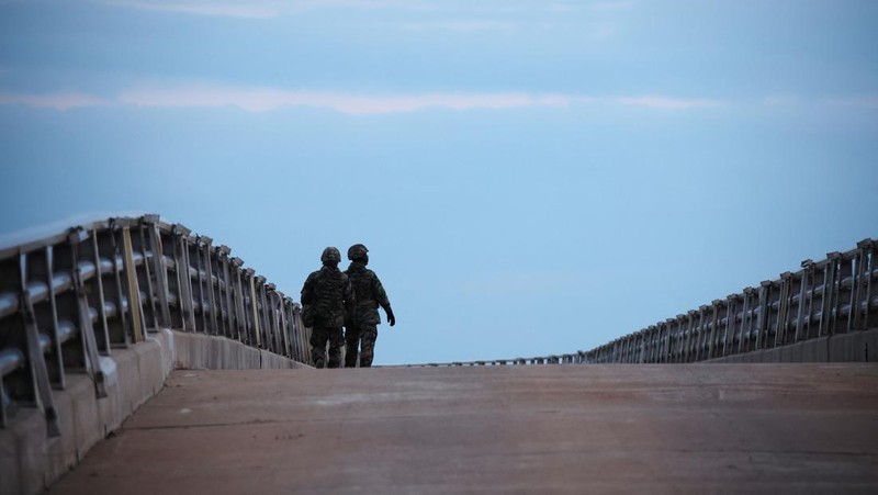 Marinir Korea Selatan berpatroli di Pulau Yeonpyeong, Korea Selatan, 8 Januari 2024. (REUTERS/KIM HONG-JI)