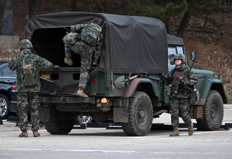 Marinir Korea Selatan berpatroli di Pulau Yeonpyeong, Korea Selatan, 8 Januari 2024. (REUTERS/KIM HONG-JI)