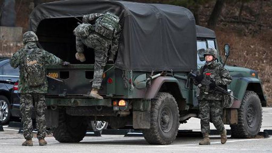 Marinir Korea Selatan berpatroli di Pulau Yeonpyeong, Korea Selatan, 8 Januari 2024. (REUTERS/KIM HONG-JI)