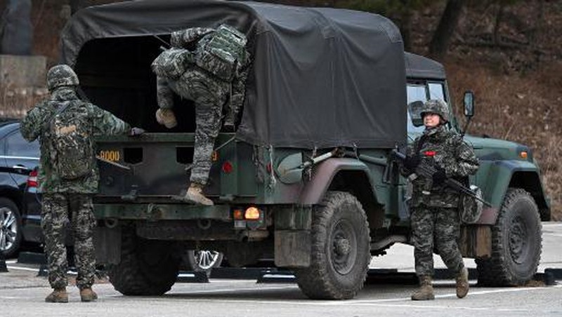 Marinir Korea Selatan berpatroli di Pulau Yeonpyeong, Korea Selatan, 8 Januari 2024. (REUTERS/KIM HONG-JI)