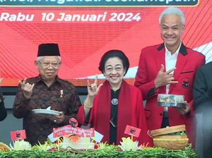 Momen Maruf Amin Terima Tumpeng Pertama dari Mega Lalu Salam Metal