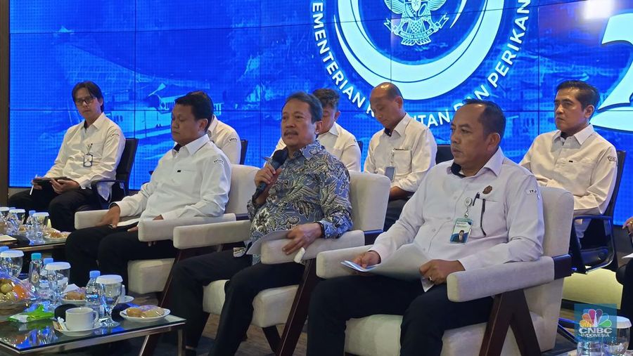 Menteri Kelautan dan Perikanan (MenKP) Sakti Wahyu Trenggono dalam Konferensi Pers Outlook Kementerian Kelautan dan Perikanan (KKP) di kantornya, Jakarta, Rabu (10/1/2024). (CNBC Indonesia/Martyasari Rizky)