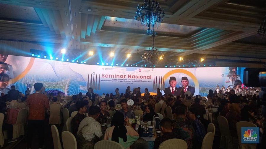 Menteri Koordinator Bidang Perekonomian bersama dengan Menteri Pertahanan Prabowo Subianto teragendakan kumpul bersama dengan sejumlah menteri kabinet kerja lainnya untuk membahas pembangunan tanggul raksasa atau giant sea wall di kawasan Pulau Jawa. (CNBC Indonesia/Arrijal Rachman)