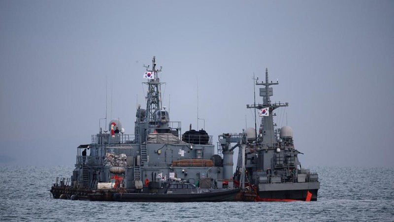 Marinir Korea Selatan berpatroli di Pulau Yeonpyeong, Korea Selatan, 8 Januari 2024. (REUTERS/KIM HONG-JI)