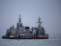 Patroli kapal perang Korea Selatan pantai di pulau Yeonpyeong, dekat perbatasan laut 'garis batas utara' dengan Korea Utara. (REUTERS/KIM HONG-JI)