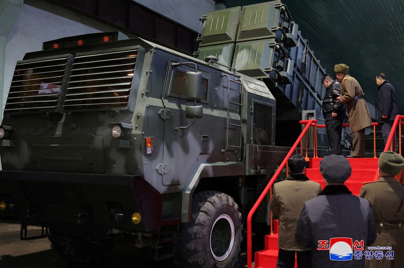 Pemimpin Korea Utara Kim Jong Un mengunjungi pabrik senjata milik Korea untuk mengecek secara langsung produksi peralatan militernya. (via REUTERS/KCNA) Pemimpin Korea Utara Kim Jong Un mengunjungi pabrik senjata milik Korea untuk mengecek secara langsung produksi peralatan militernya. (via REUTERS/KCNA)