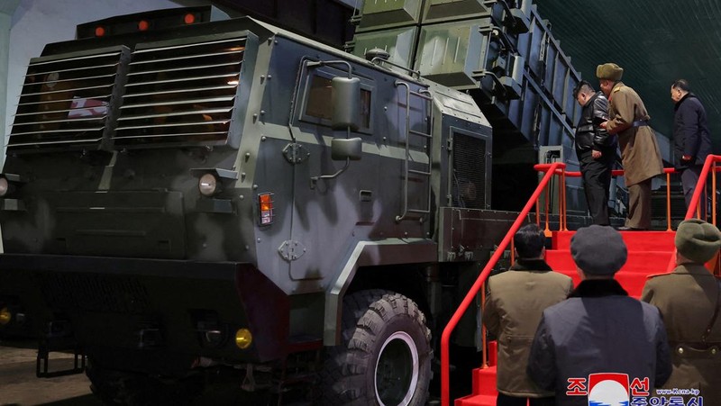 Pemimpin Korea Utara Kim Jong Un mengunjungi pabrik senjata milik Korea untuk mengecek secara langsung produksi peralatan militernya. (via REUTERS/KCNA)