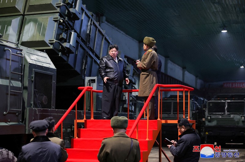Rudal balistik berbahan bakar padat dan hipersonik saat di uji coba di Korea Utara, MInggu (14/1/2024). (KCNA via REUTERS)