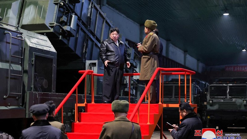 Rudal balistik berbahan bakar padat dan hipersonik saat di uji coba di Korea Utara, MInggu (14/1/2024). (KCNA via REUTERS)