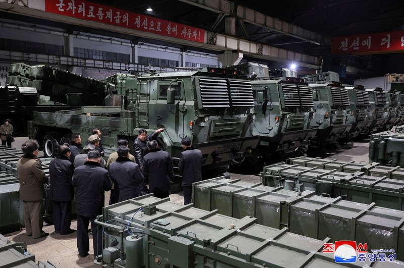 Pemimpin Korea Utara Kim Jong Un mengunjungi pabrik senjata milik Korea untuk mengecek secara langsung produksi peralatan militernya. (via REUTERS/KCNA) Pemimpin Korea Utara Kim Jong Un mengunjungi pabrik senjata milik Korea untuk mengecek secara langsung produksi peralatan militernya. (via REUTERS/KCNA)