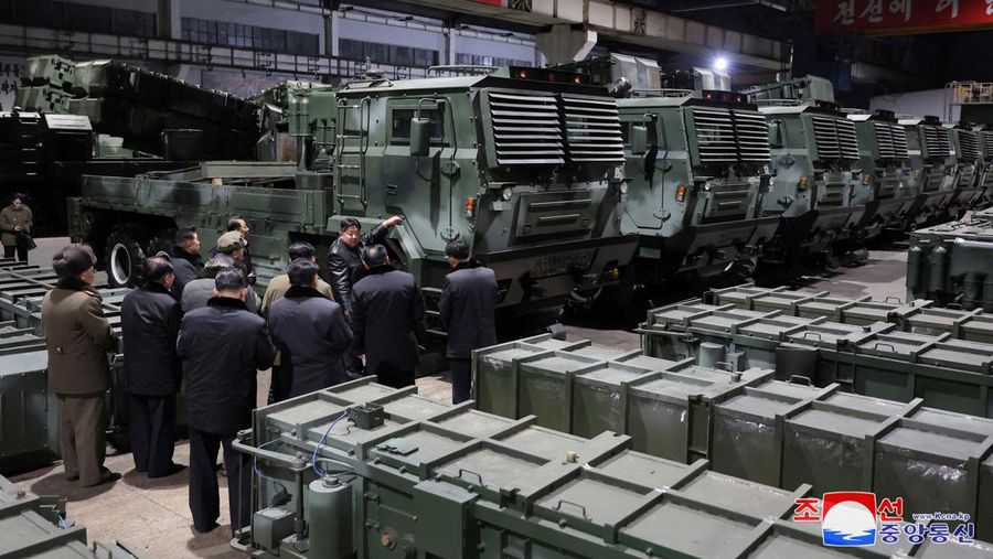 Pemimpin Korea Utara Kim Jong Un mengunjungi pabrik senjata milik Korea untuk mengecek secara langsung produksi peralatan militernya. (via REUTERS/KCNA)