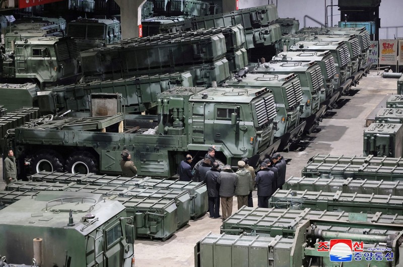 Pemimpin Korea Utara Kim Jong Un mengunjungi pabrik senjata milik Korea untuk mengecek secara langsung produksi peralatan militernya. (via REUTERS/KCNA) Pemimpin Korea Utara Kim Jong Un mengunjungi pabrik senjata milik Korea untuk mengecek secara langsung produksi peralatan militernya. (via REUTERS/KCNA)